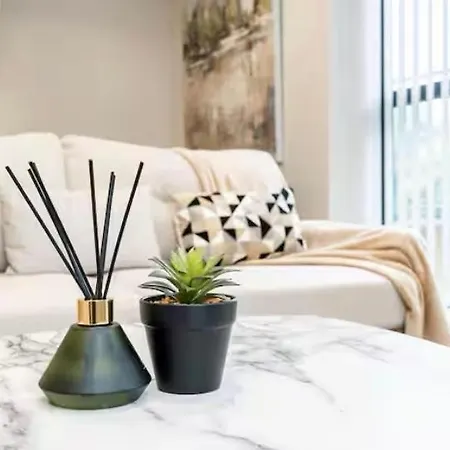 Exclusive - Centre *